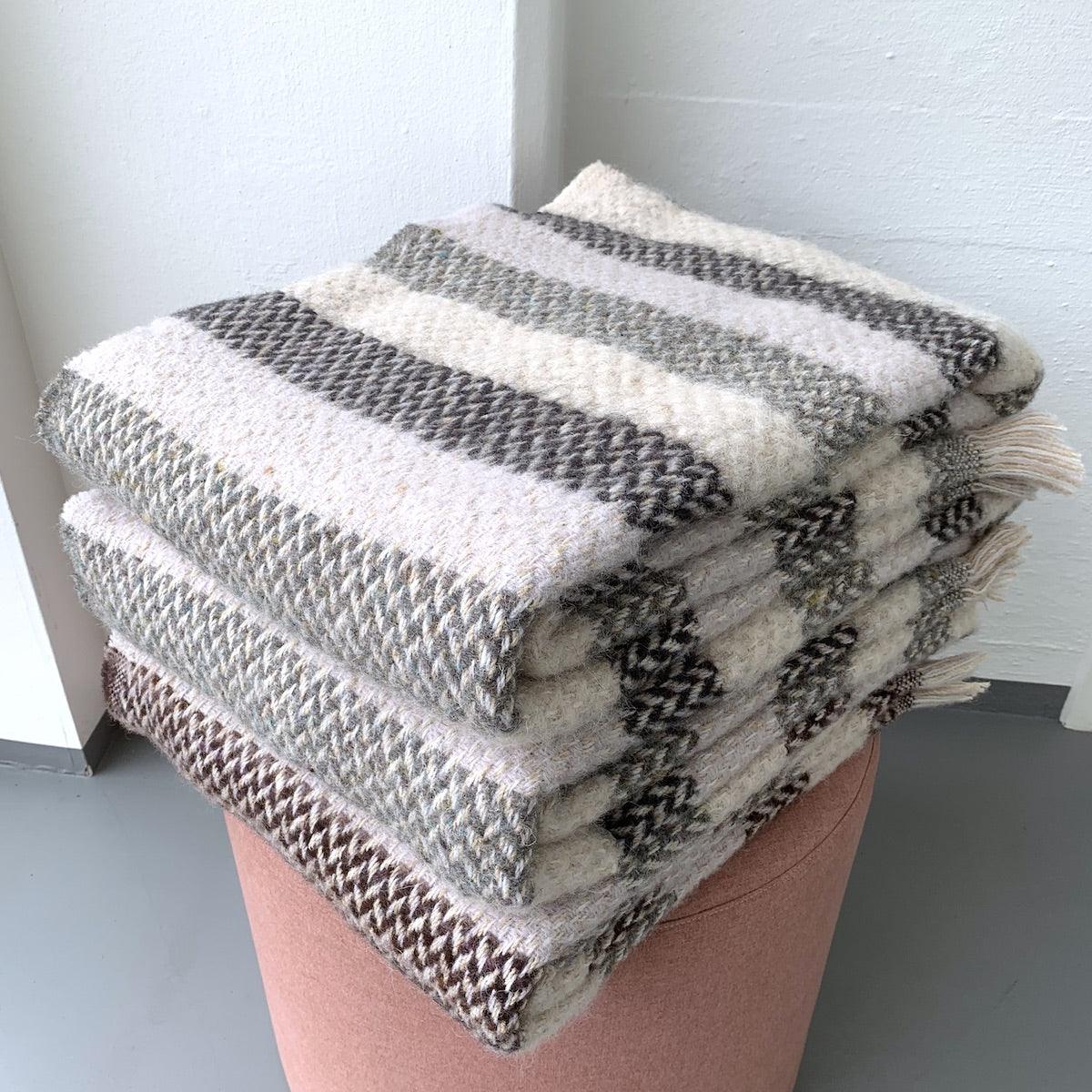 Plaid af genbrugs uld, Celtic Weave Stripe - 150 x 200 cm. - Luxwool.dk